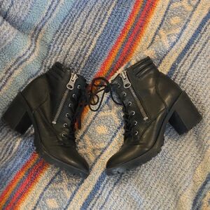 Stylish Steve Madden Black Lace-Up Boots with Zipper